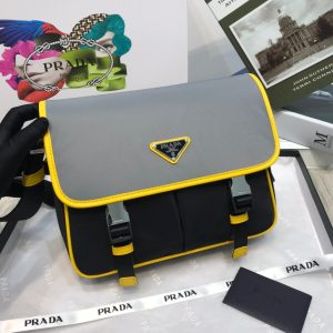 Bolso bandolera Prada con detalles amarillos