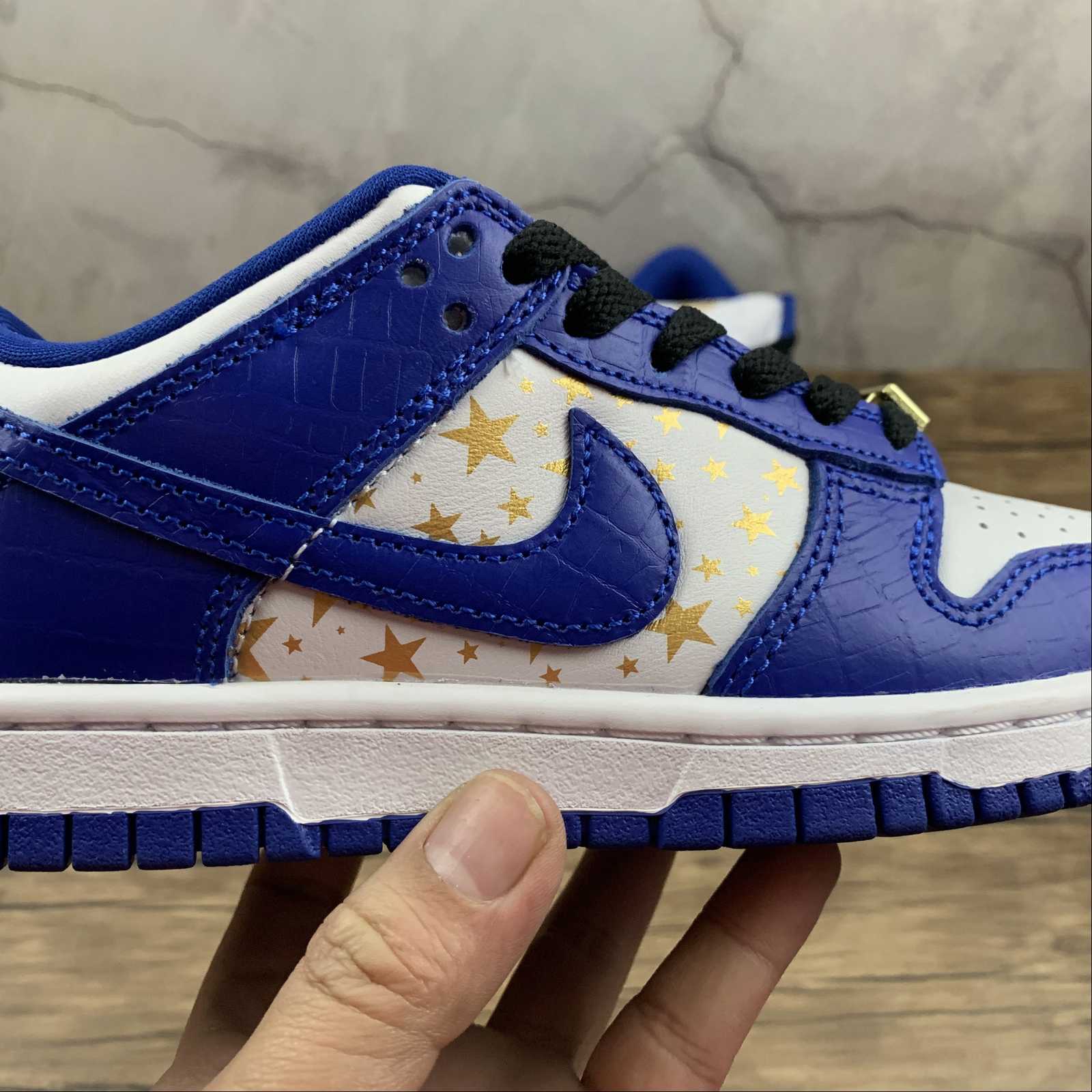 Nike SB Dunk Low Supreme Stars Hyper Royal (2021) - Imagen 4