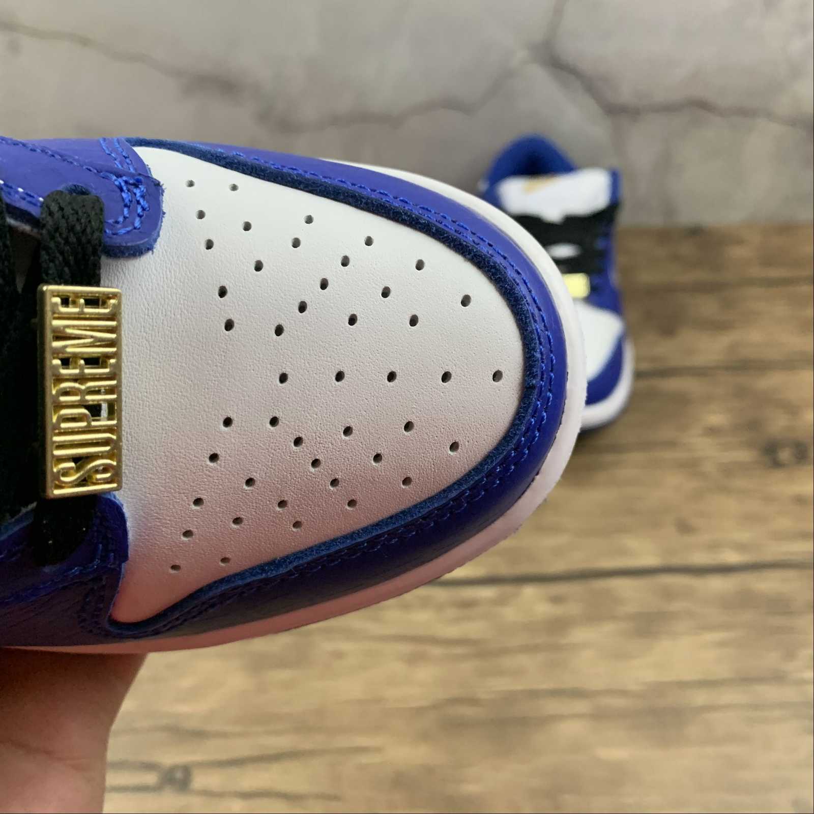 Nike SB Dunk Low Supreme Stars Hyper Royal (2021) - Imagen 2