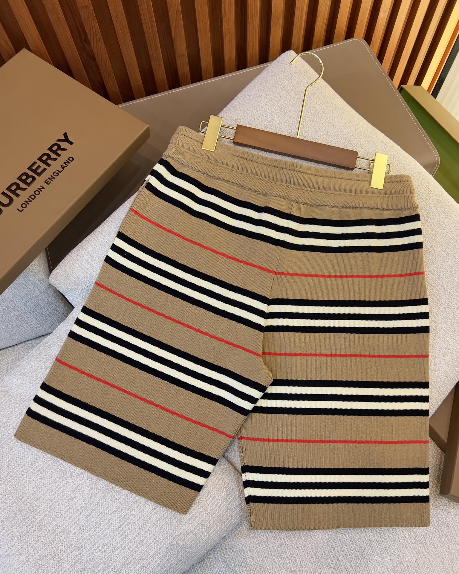 Pantalón corto beige Burberry "Merino Wool" - Imagen 2