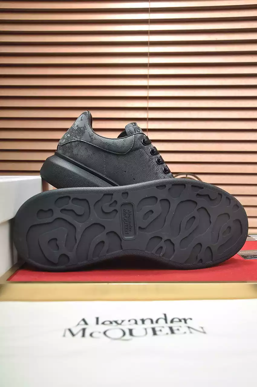 Alexander McQueen "Oversized Gamuza Carbon" - Imagen 4