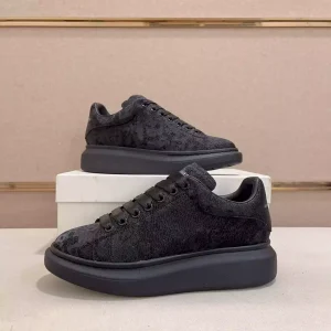 Alexander McQueen "Oversized Black Gamuza"