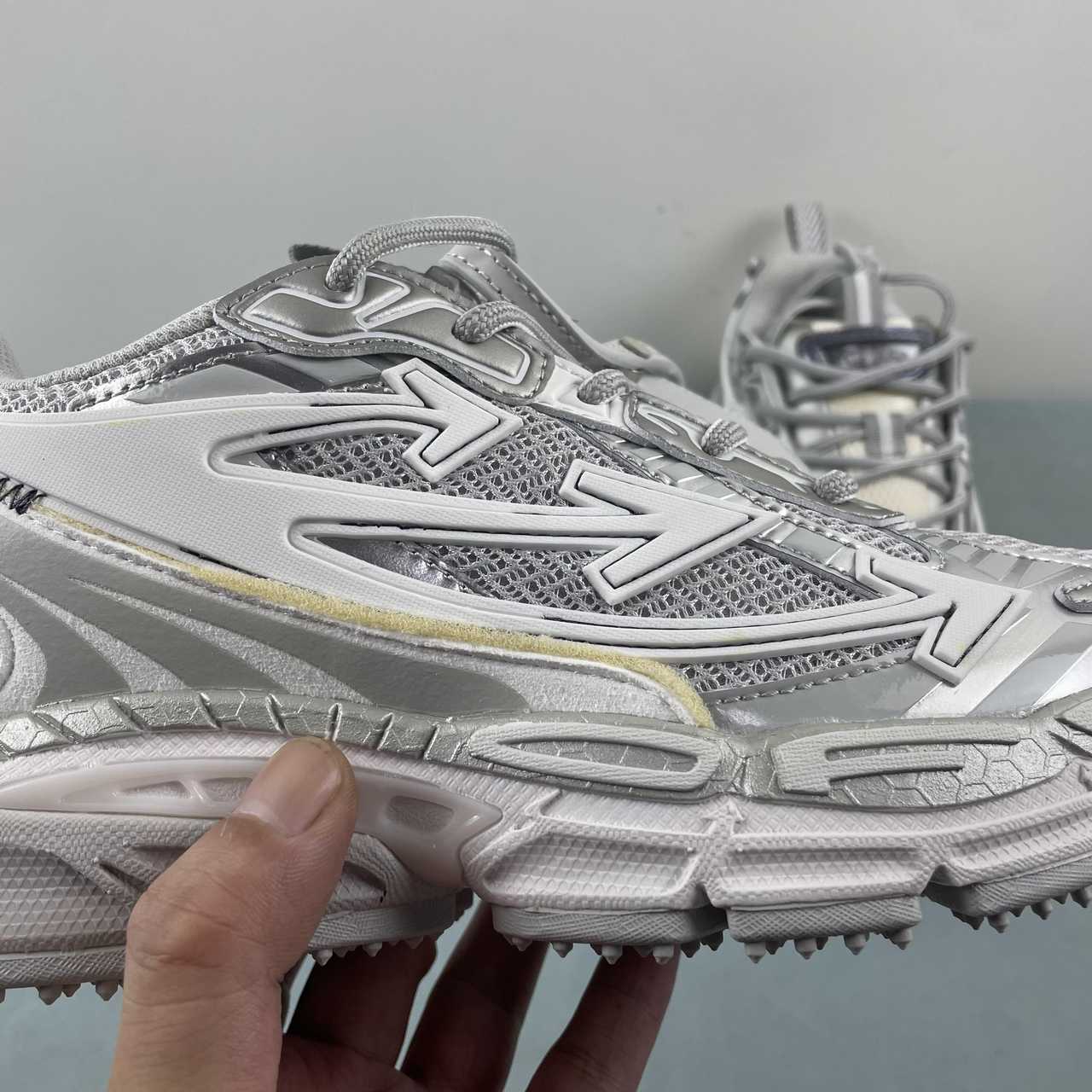 OFF-WHITE "Be Right Back" full grises - Imagen 5