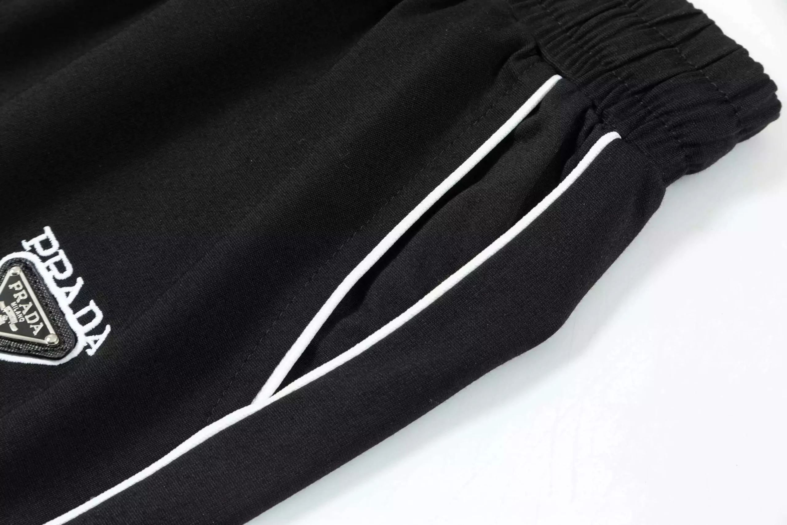 Pantalón corto Prada negro - Imagen 4