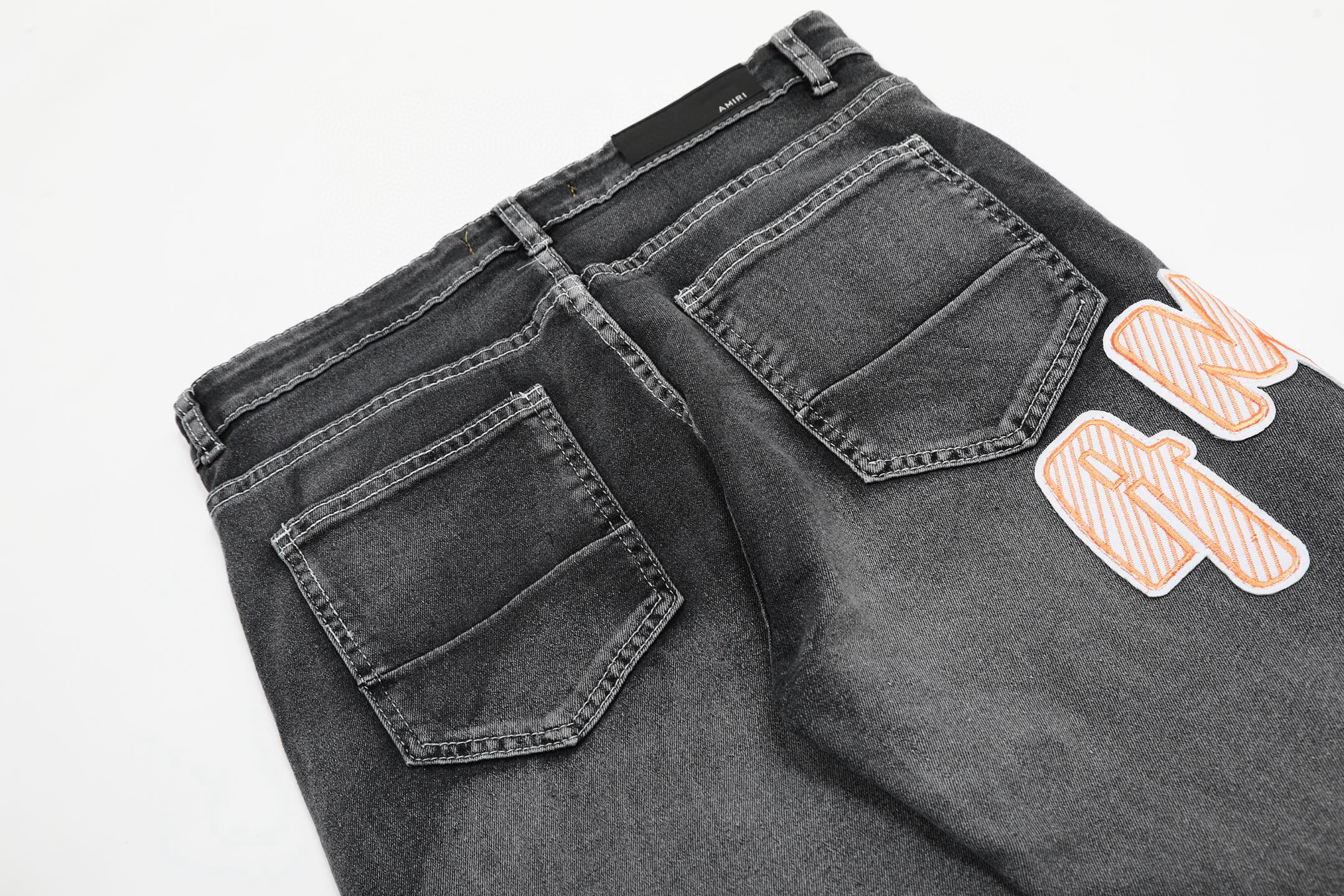 Pantalón vaquero Amiri letras rosa - Imagen 4
