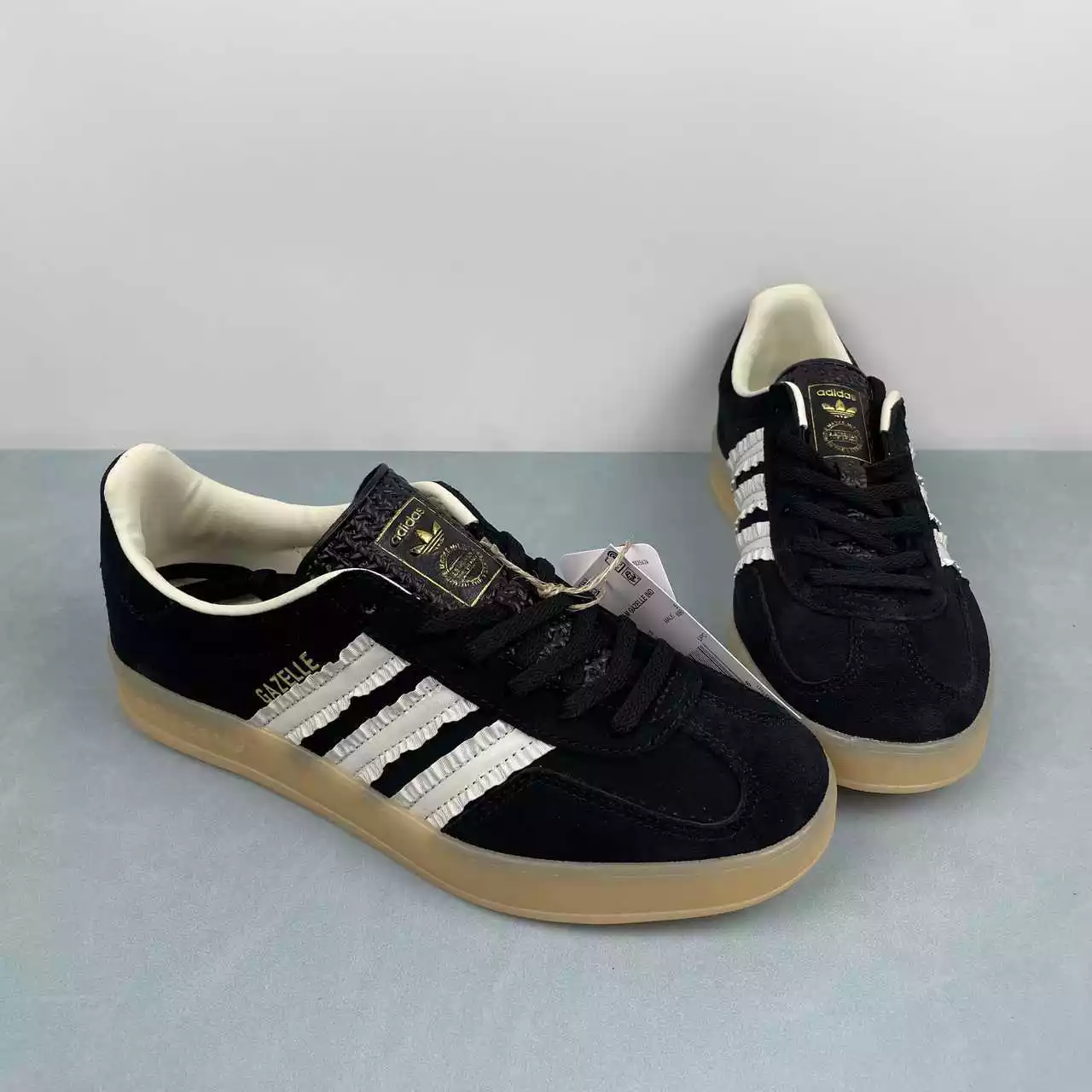 Adidas Gazelle Basic logo dorado - Imagen 2