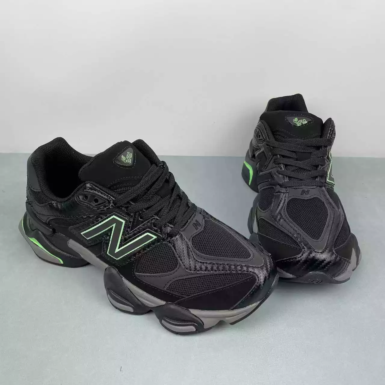 New Balance 9060 Abzorb negras detalle amarillo - Imagen 2