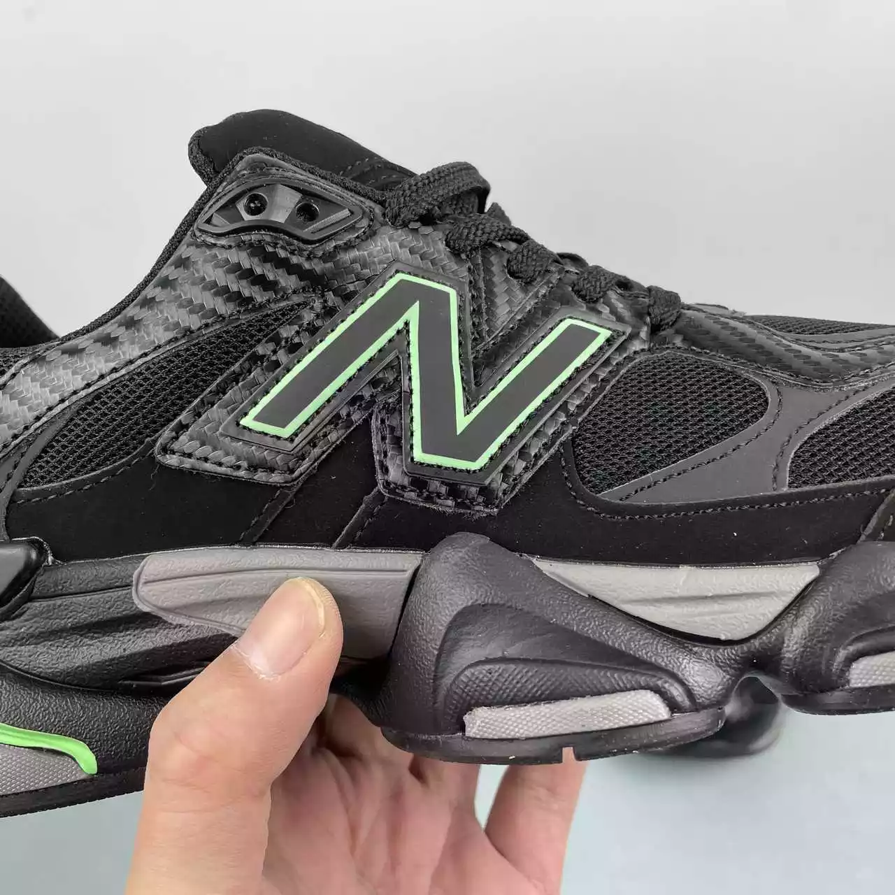 New Balance 9060 Abzorb negras detalle amarillo - Imagen 5