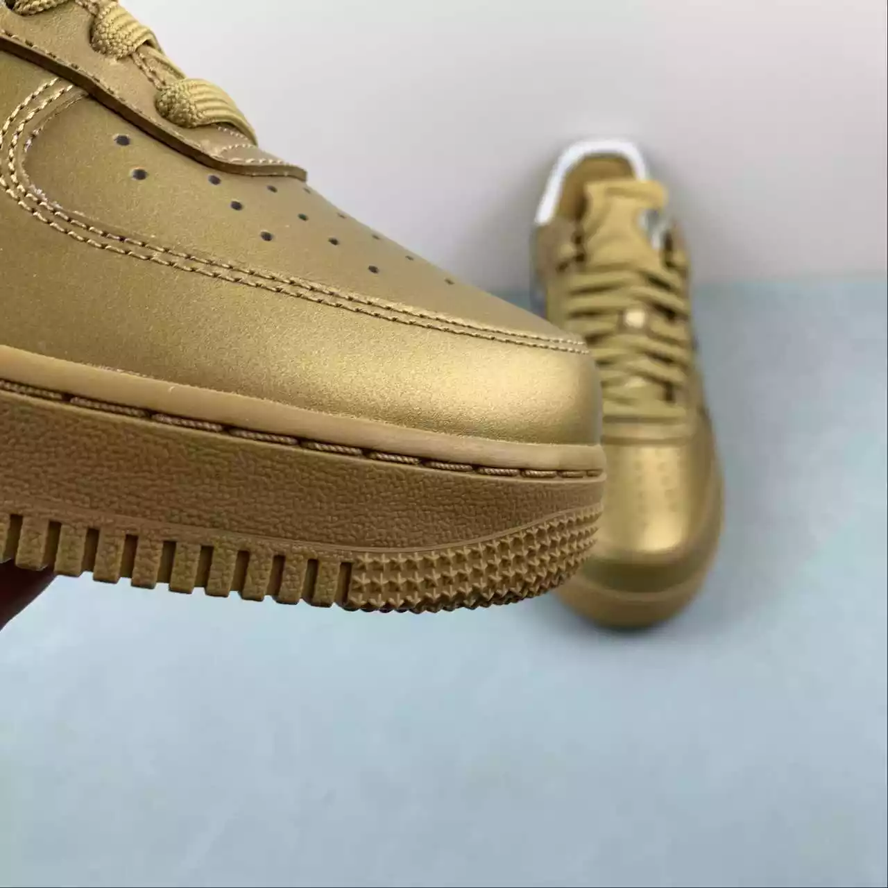Nike Air Force OFF-WHITE doradas - Imagen 2