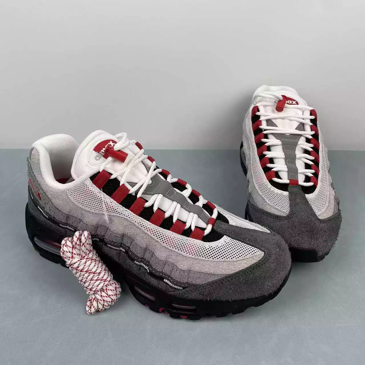 Nike Air Max 95 x Levi's gris negro rojo - Imagen 2