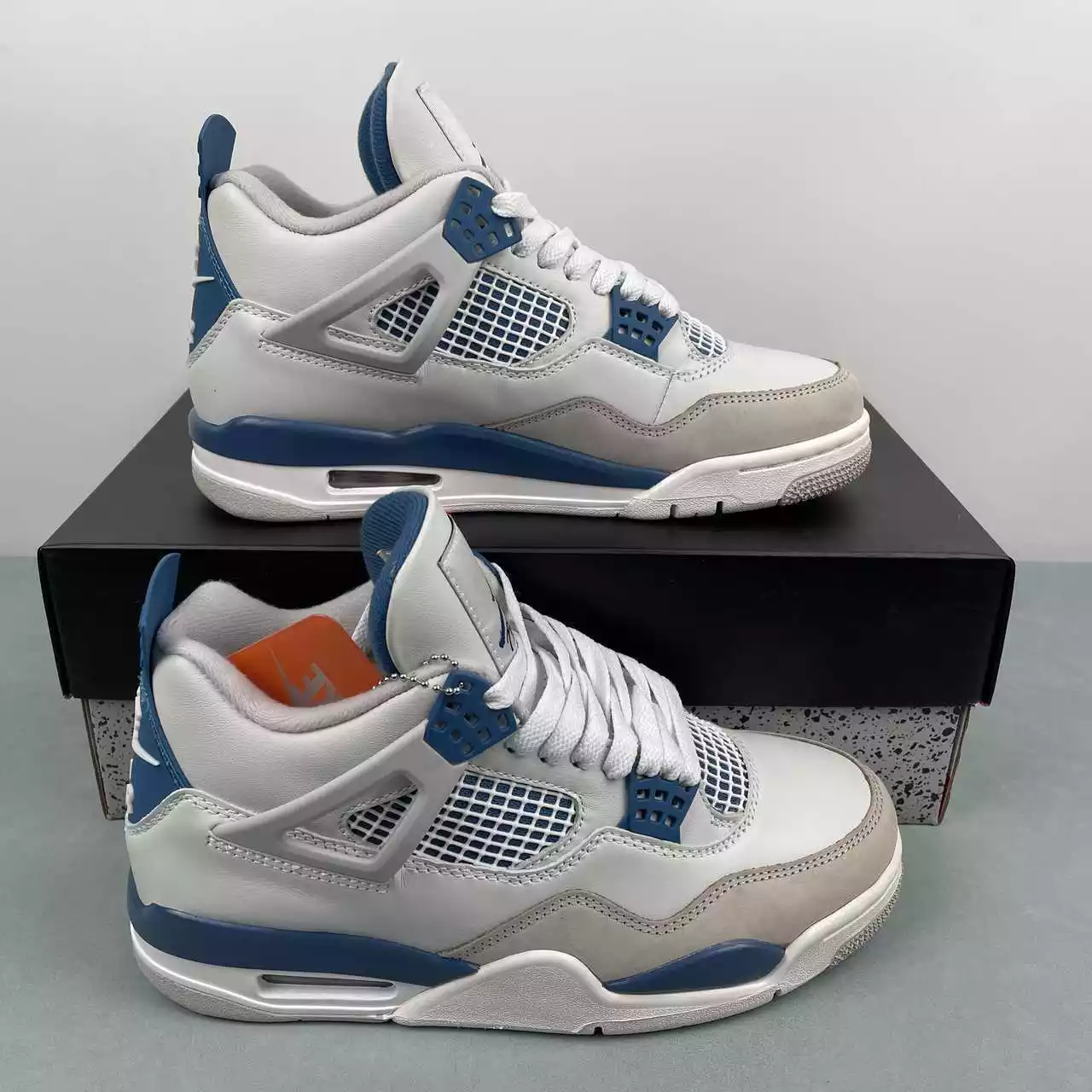 Air Jordan 4 Retro withe blue