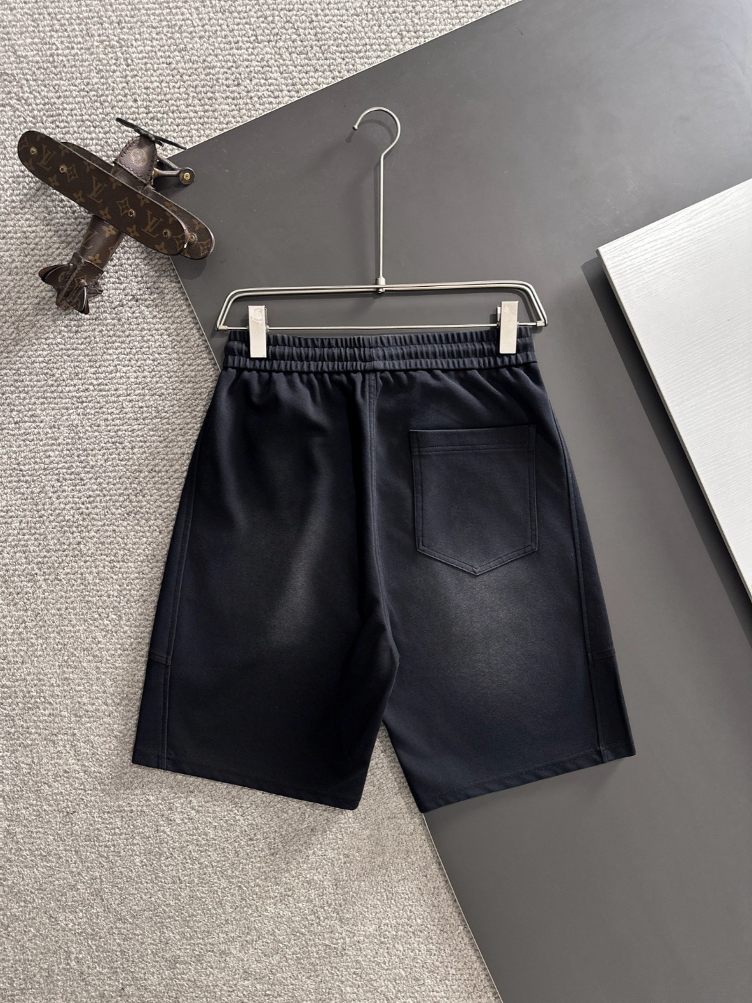 Pantalón corto Louis Vuitton Efecto desgaste - Imagen 2